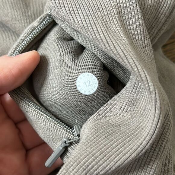 Lululemon Chill On Pullover in Carbon Dust - Size 12 - Picture 3 of 11